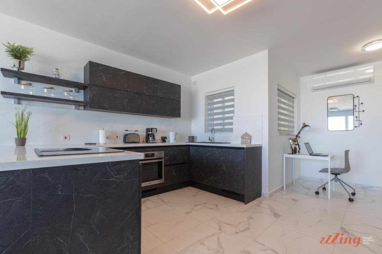 A Stunning Apartment With Spectacular Sea Views Сейнт Полс Бей Екстериор снимка